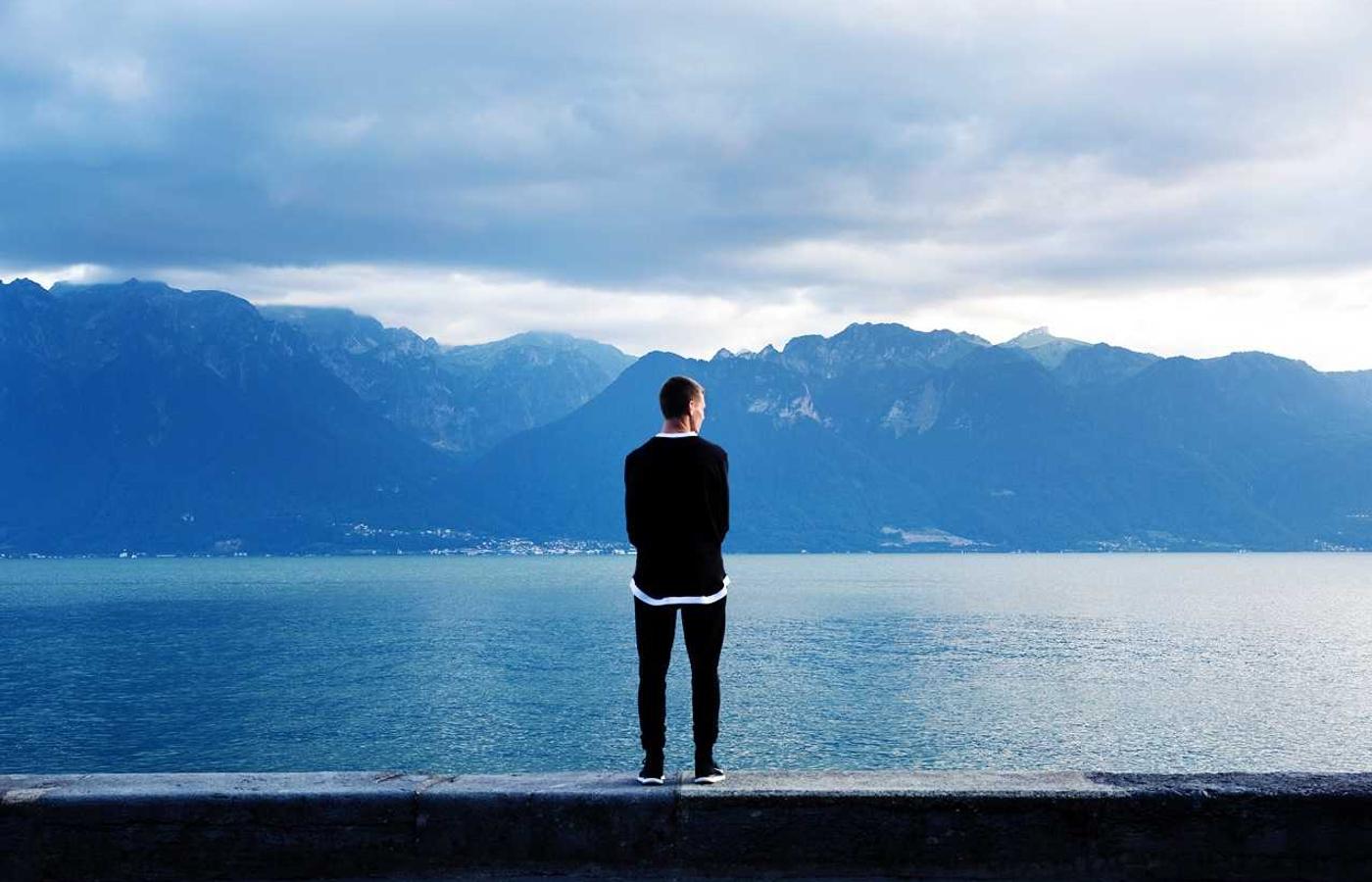 Communication satellite relaying signals over Earth